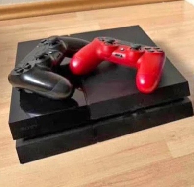 Ps4 Slim +2 joystick+4 hry