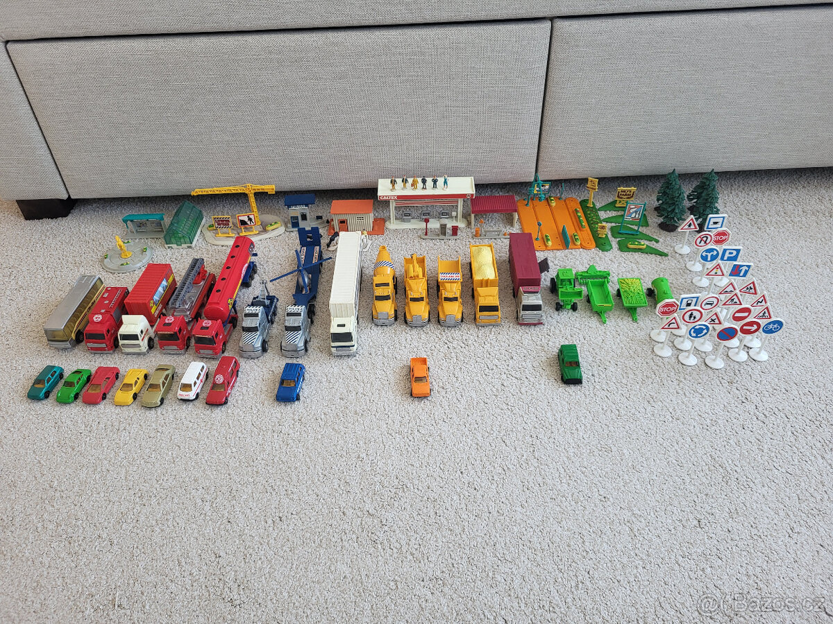 Velký set autiček z 90.let v zachovalém stavu