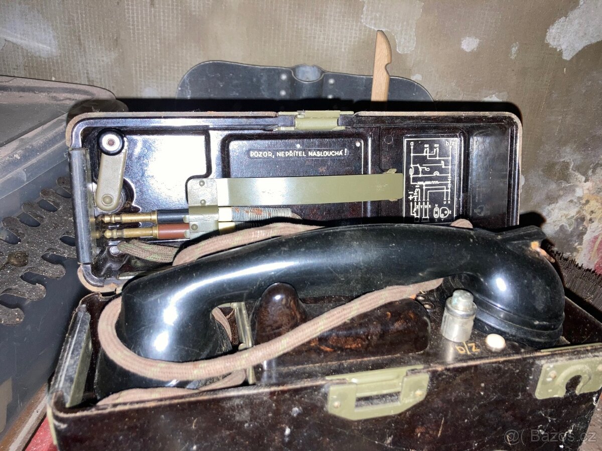 Dva polní vojenské telefony, drát na cívce orig.