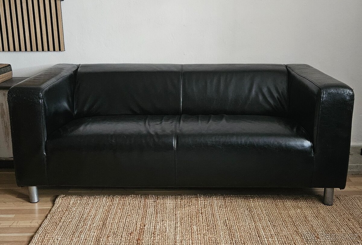 Černá kožená sedačka