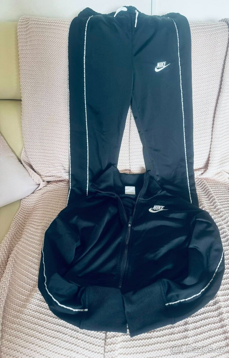 Dívčí tepláková souprava NIKE velikost 137-146