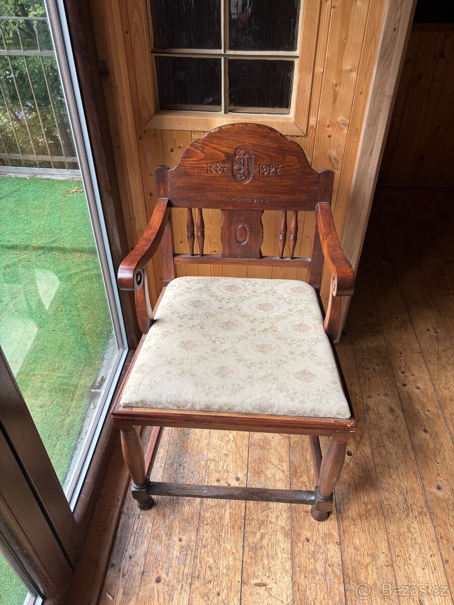 Starožitné křeslo z roku 1887