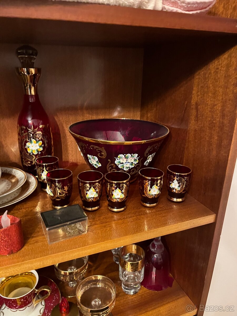 Prodám zdobenou skleněnou soupravu