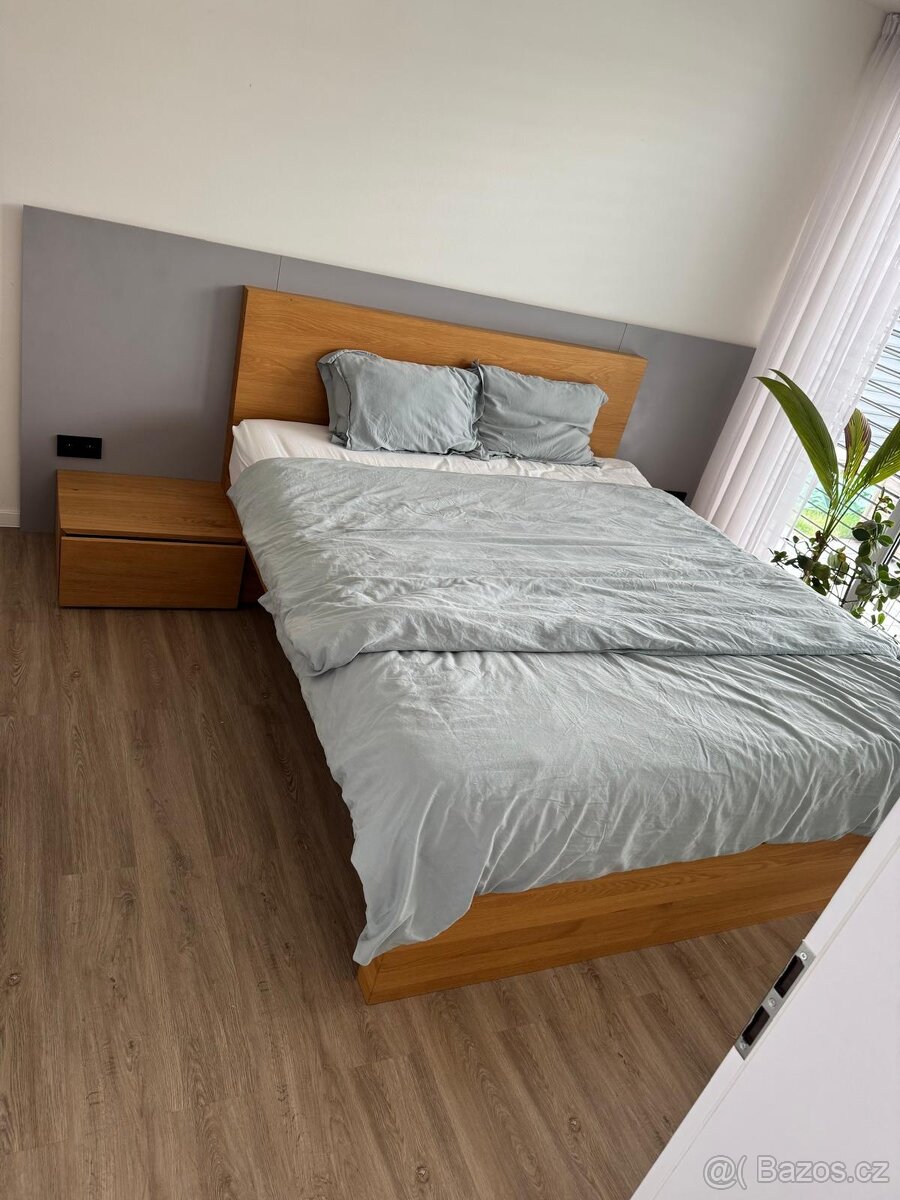 Postel z dubového masivu