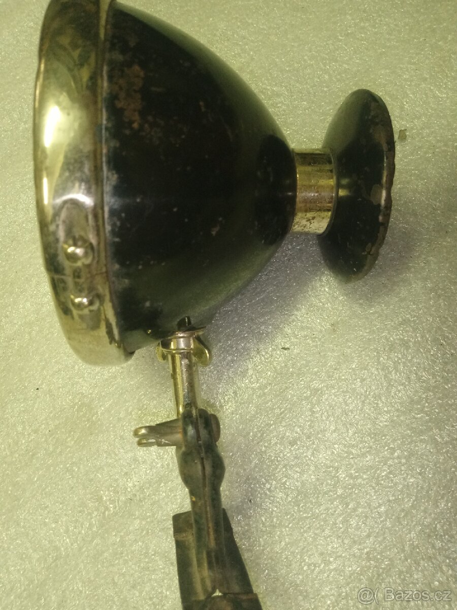 Hledáček na předválečný automobil