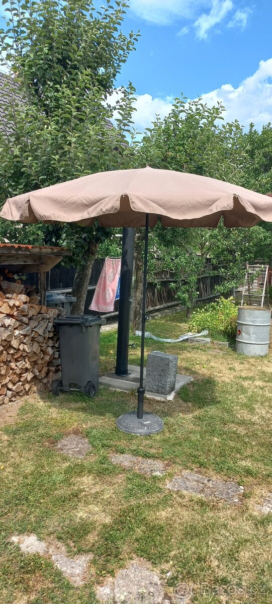 Zahradní slunečník s podstavcem