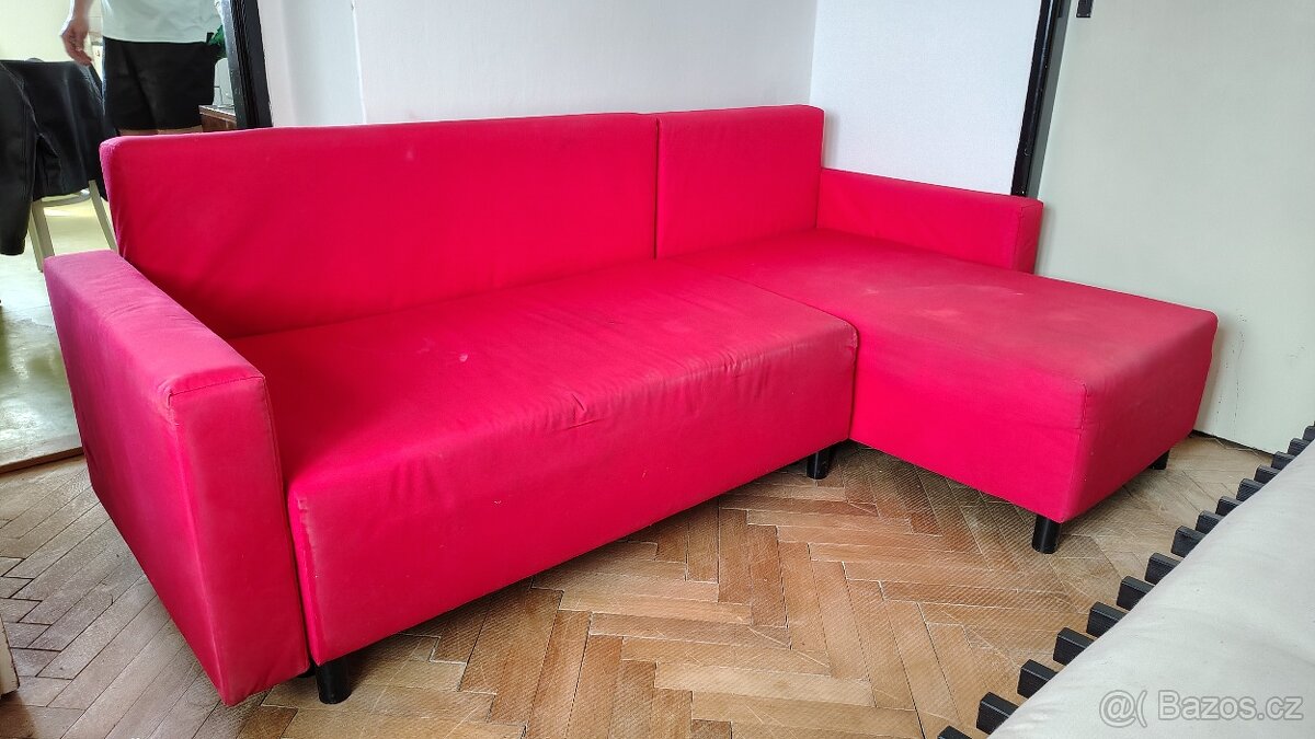 Červený rohový rozkládací gauč