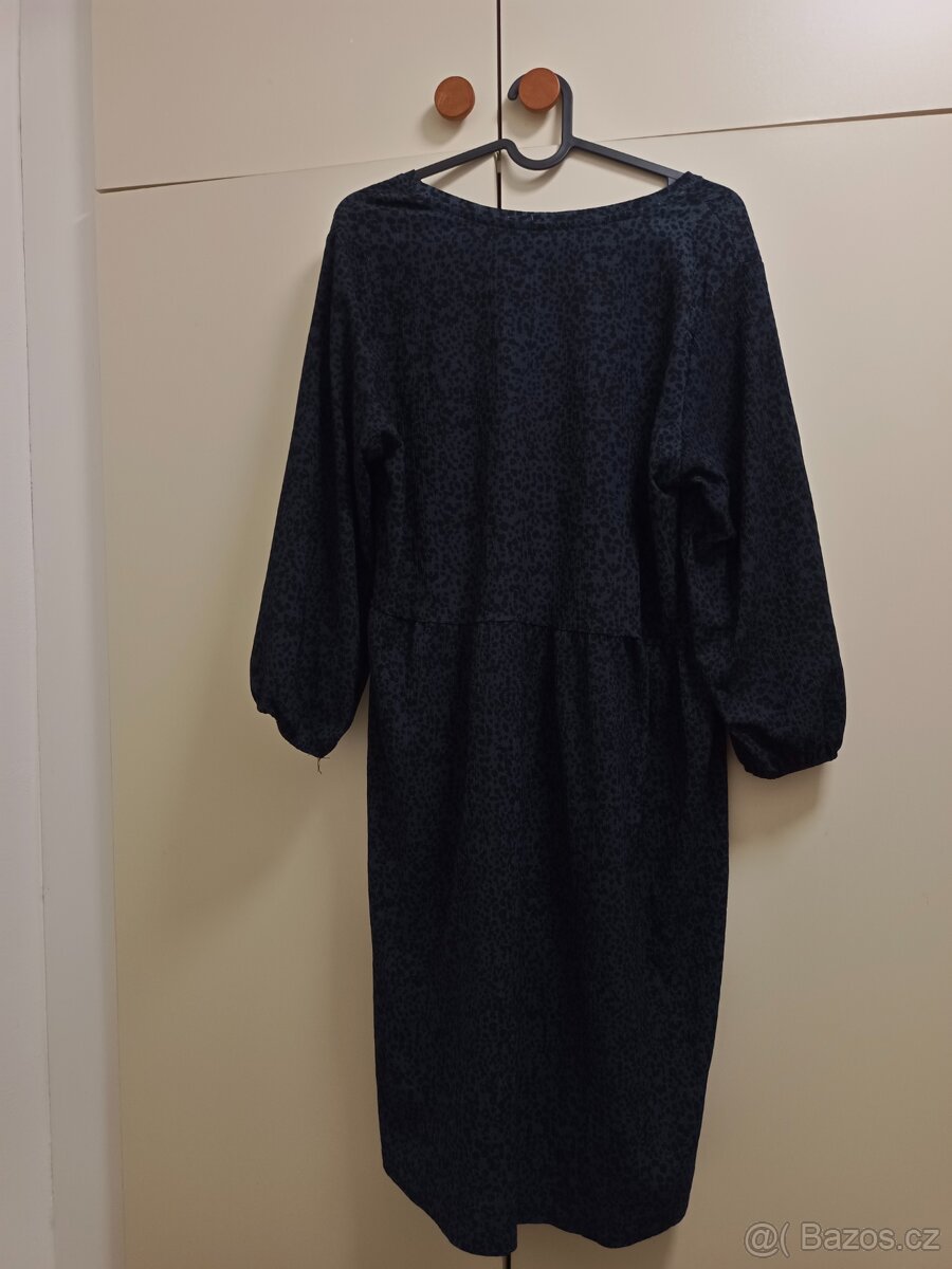 Elegantní šaty vzorované