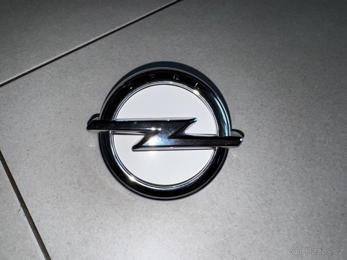 Emblém pátých dveří s logem Opel / Systém otevírání kufru