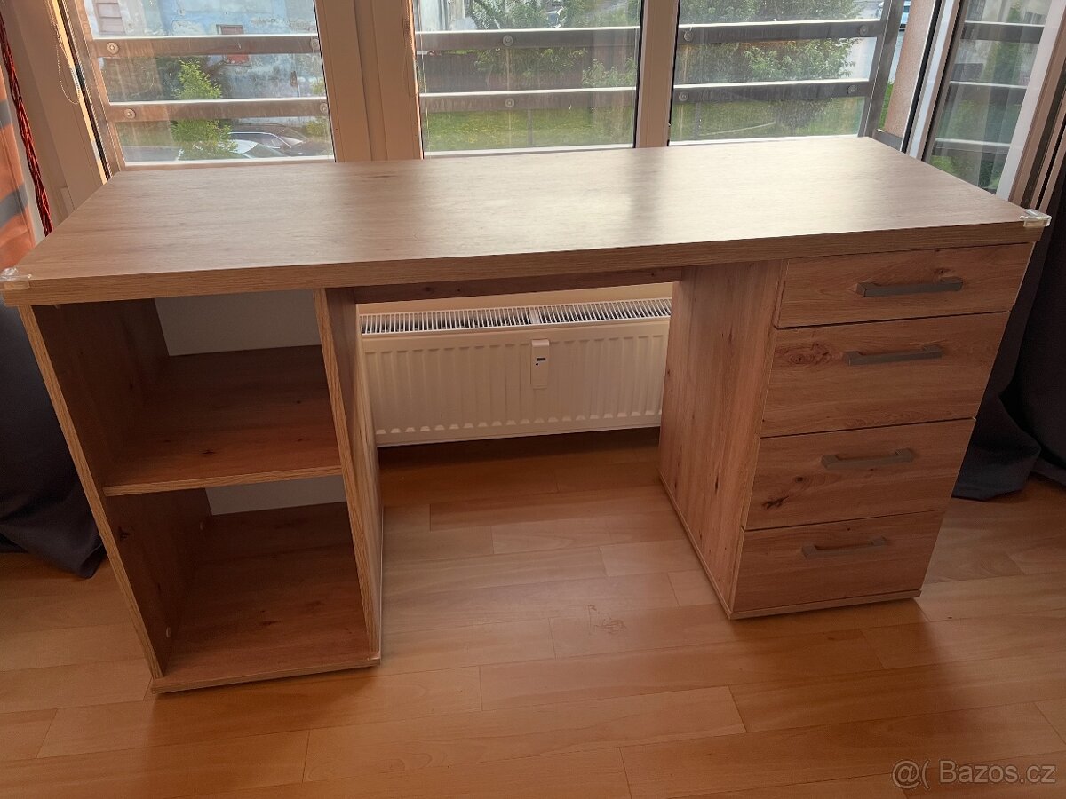 Dřevěný psací stůl