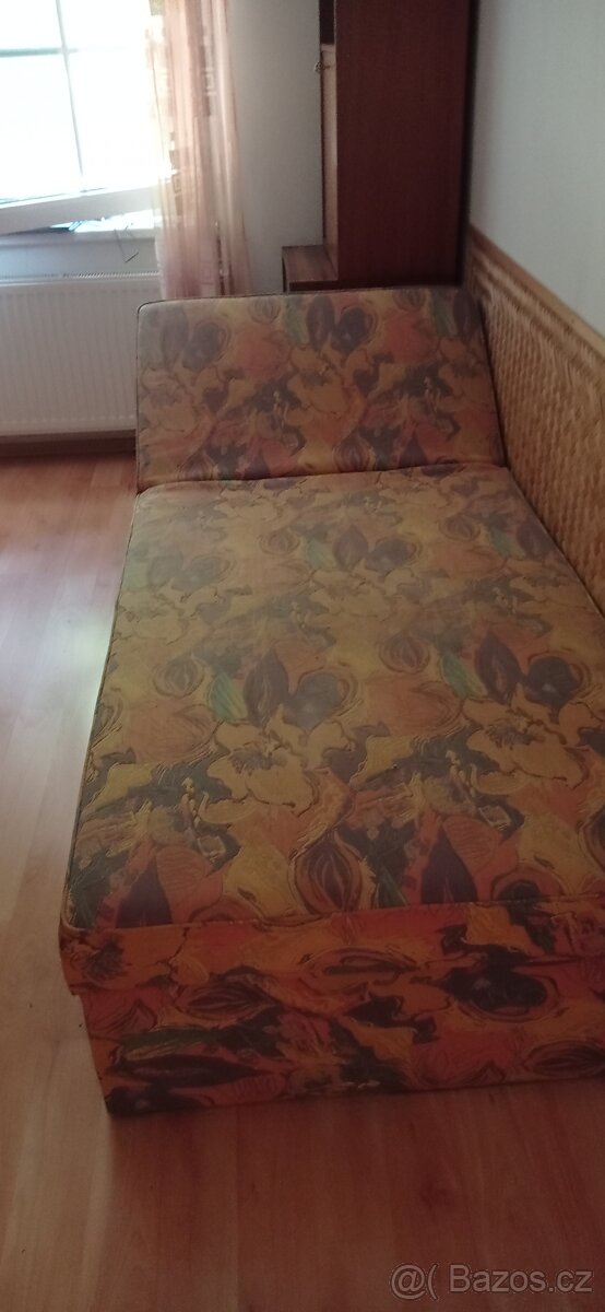 Válenda s úložným prostorem