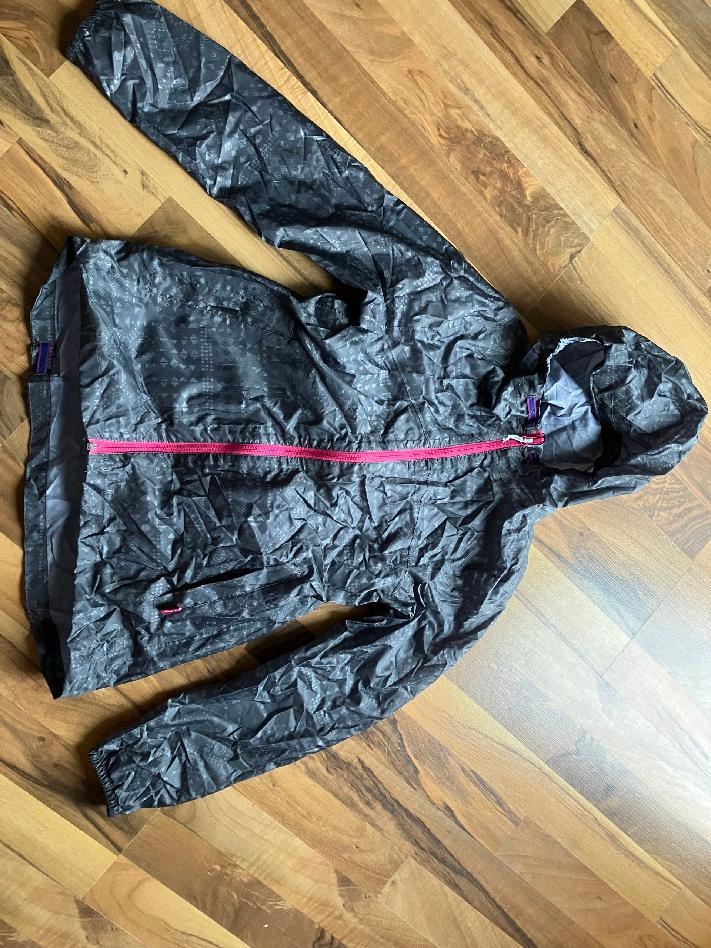turistická nepromokavá bunda Quechua 141-148 cm