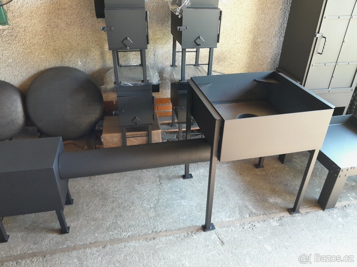 Topeniště a podstavec k udírně