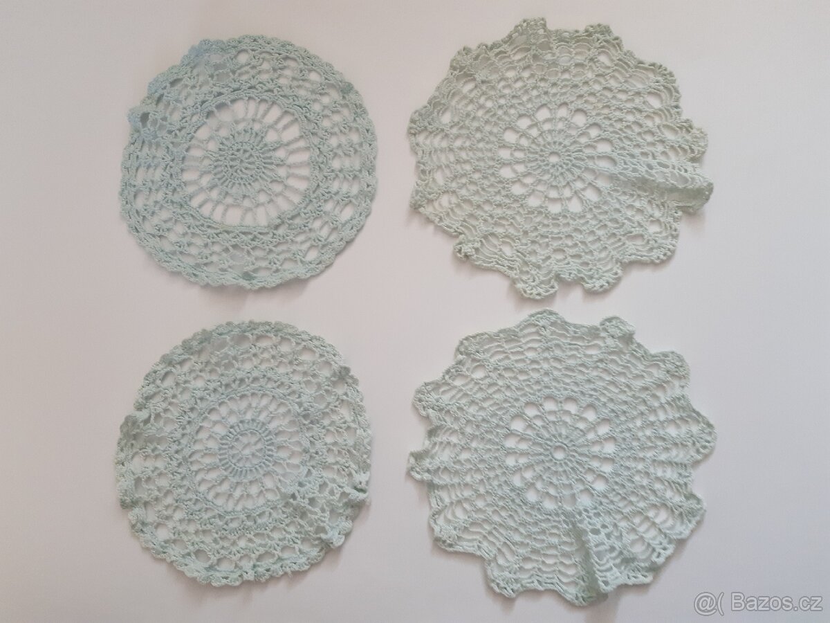 Sada 4 ks háčkovaných deček