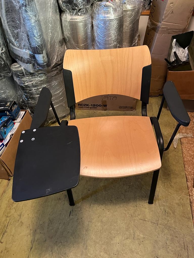 Židle s psací deskou