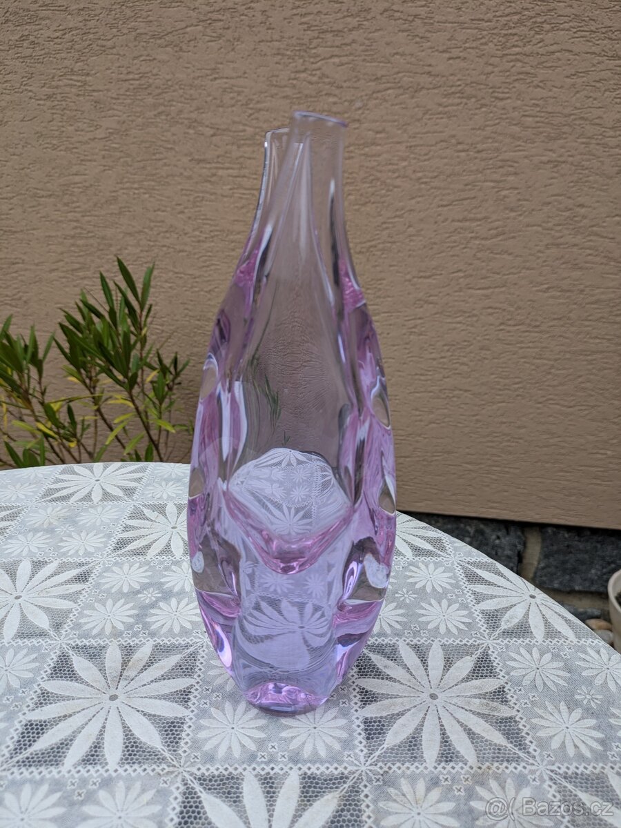 Váza hutní sklo fialové barvy