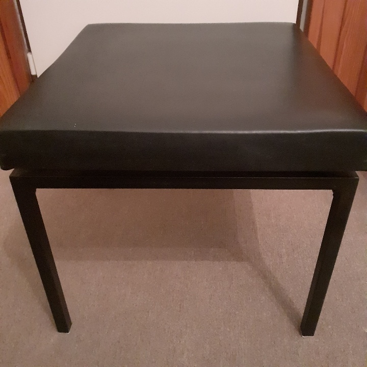 Stolička s koženkovym sedákem