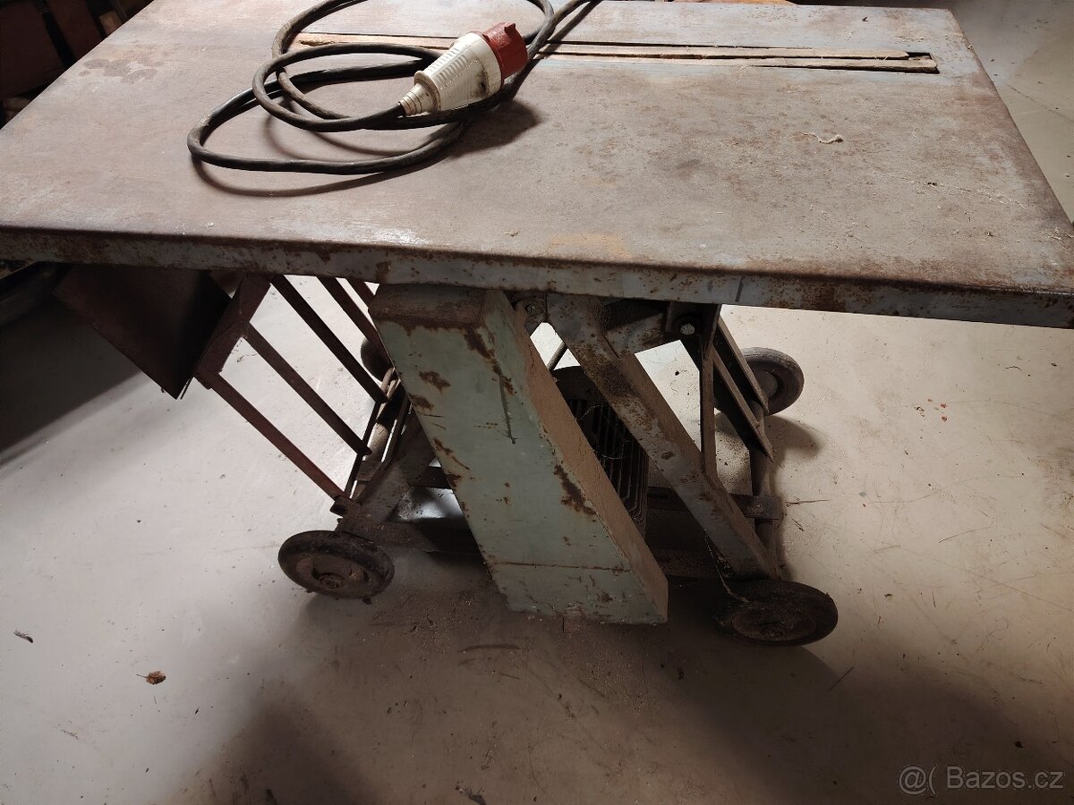 Pila tovární výroby