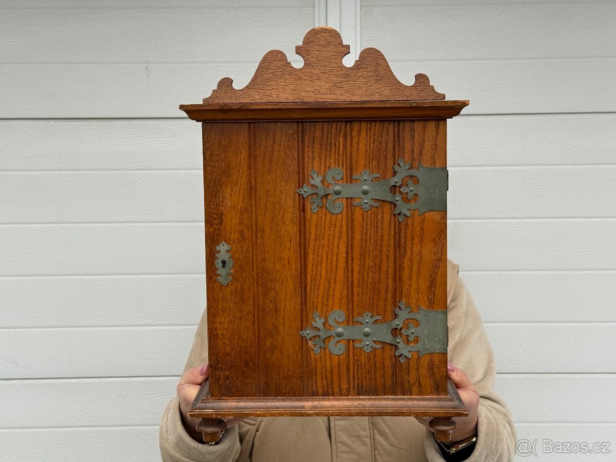 Starožitná dřevěná lékárnička zdobená skříňka