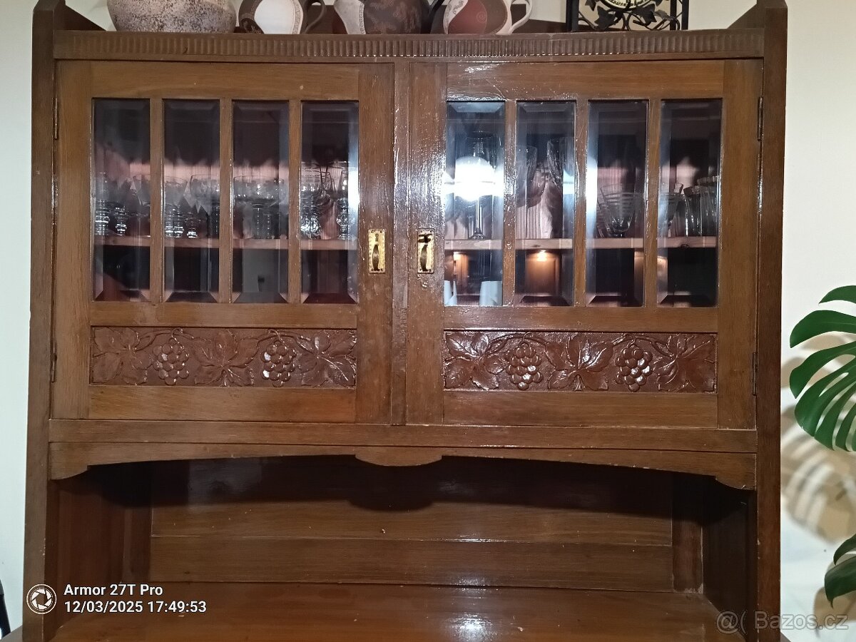 Starožitný příborník