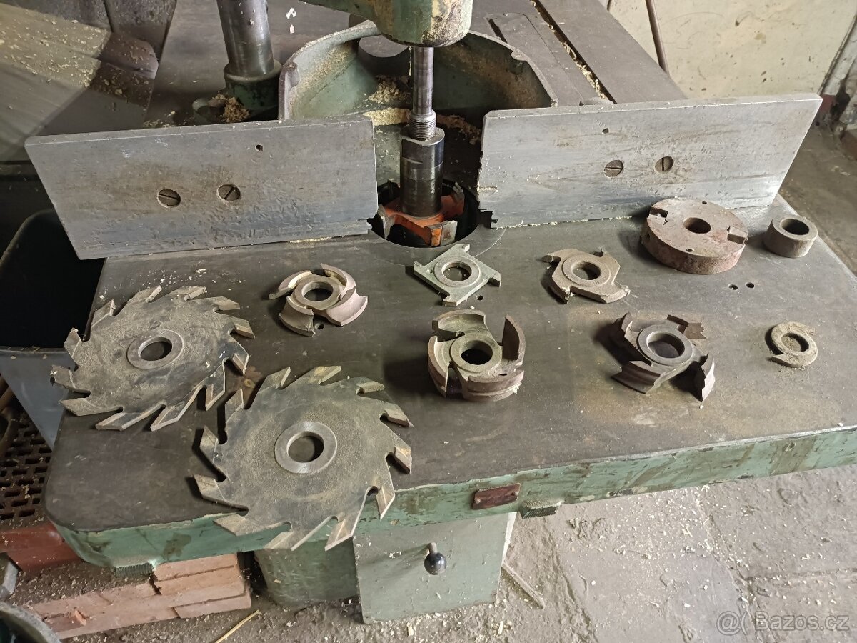 Spodní frézu na dřevo.