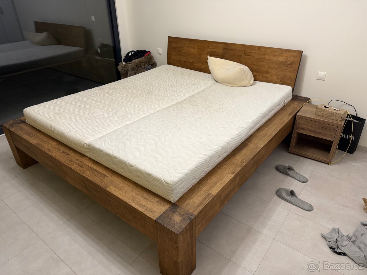 Dřevěná manželská postel Masiv