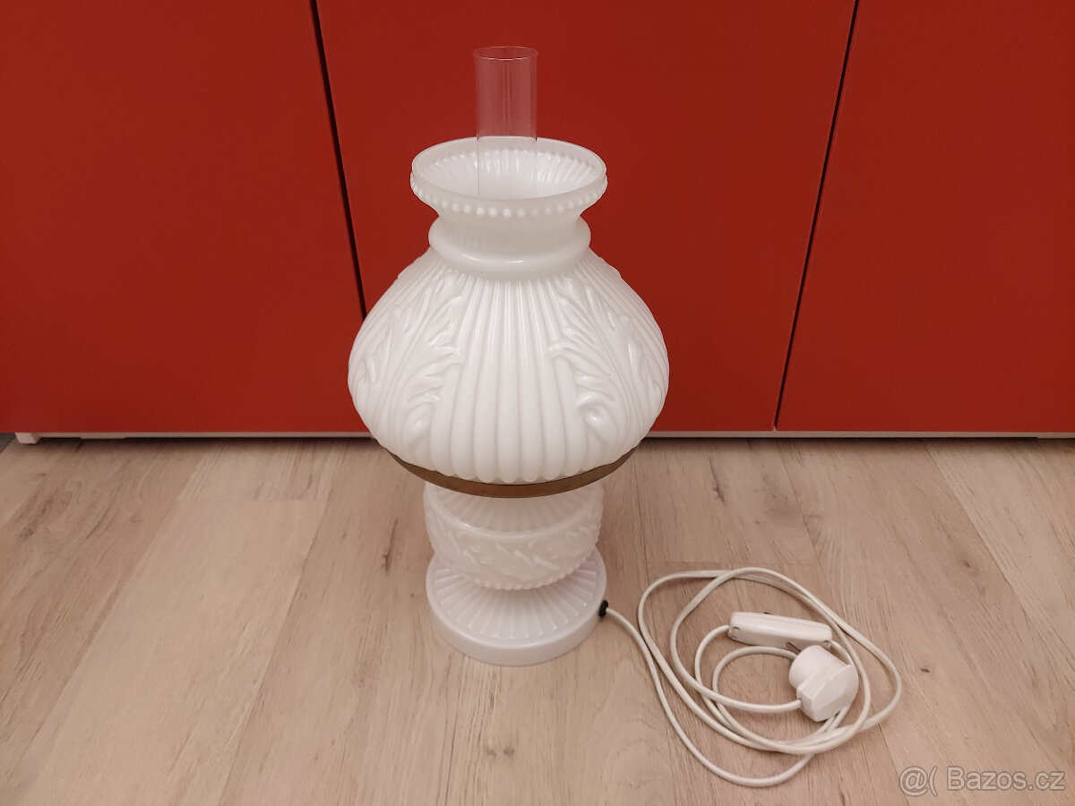 Retro stolní lampa z mléčného skla