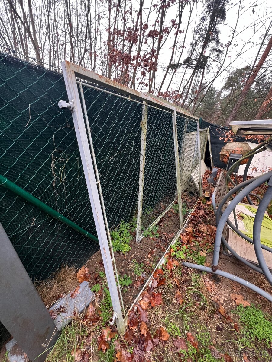 Brána 4dílná, délka cca 6m x 1,8m