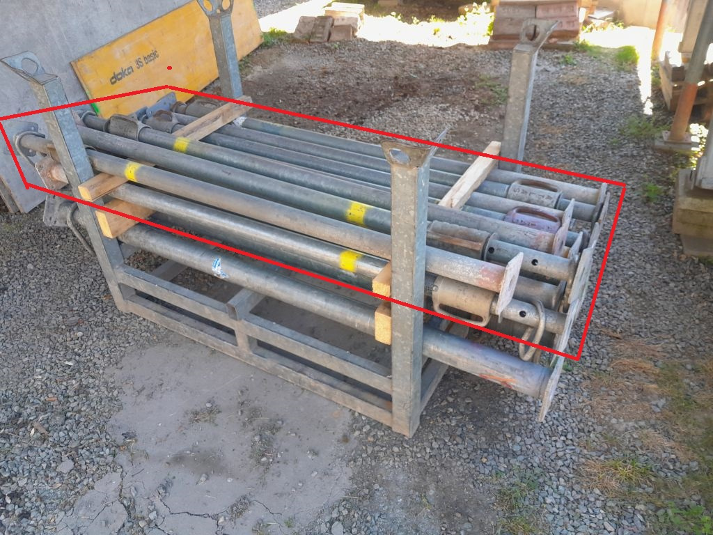 Stropní stojky upravené, max. délka zhruba 300 cm