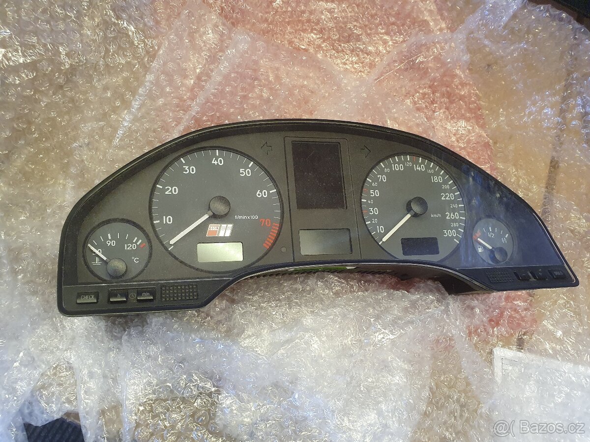 Budíky Audi S8 D2 2000