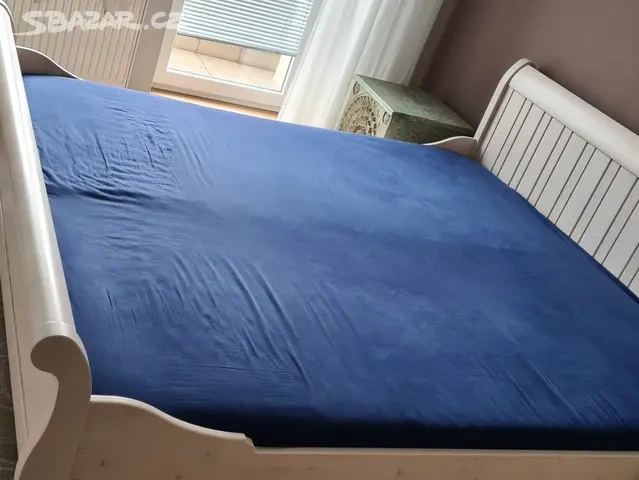 Bílá manželská masivní postel