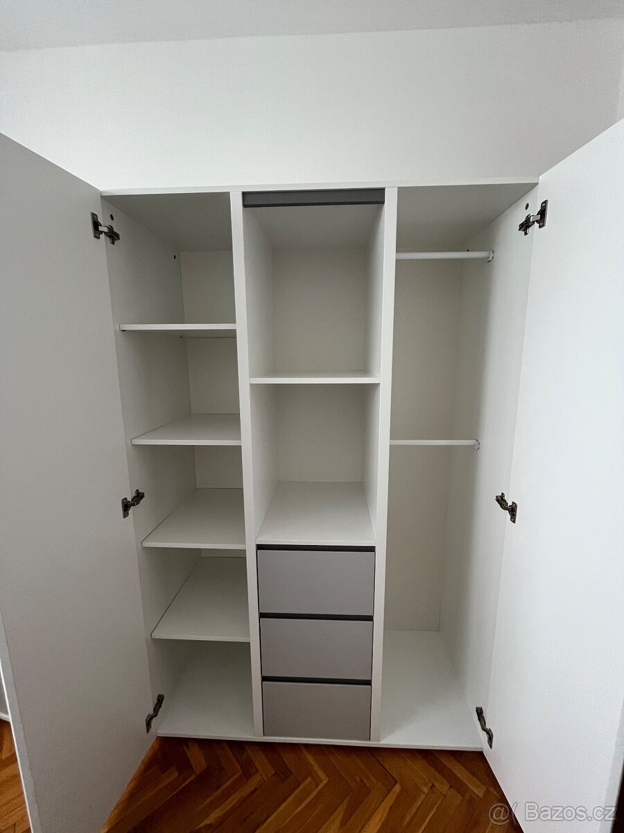 Skříň s regálem