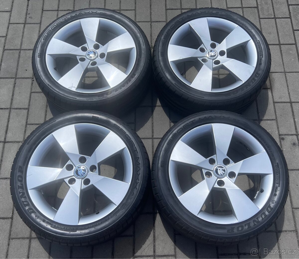 Octavia - 17 Denom + letní 225/45 Dunlop