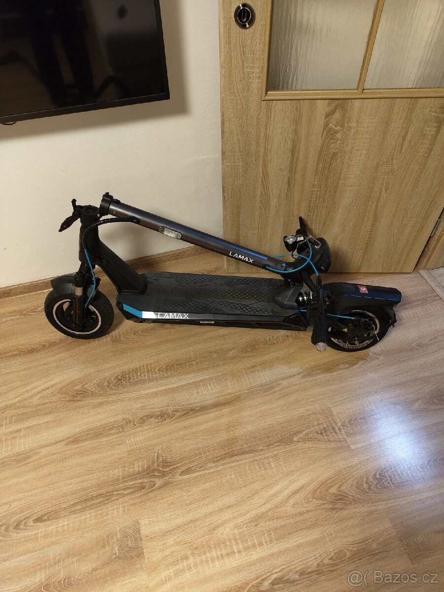 Elektrokoloběžka lamax eracer