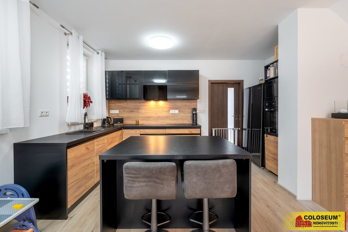 Hrušovany nad Jevišovkou, novostavba RD 4+kk, parkovací stán