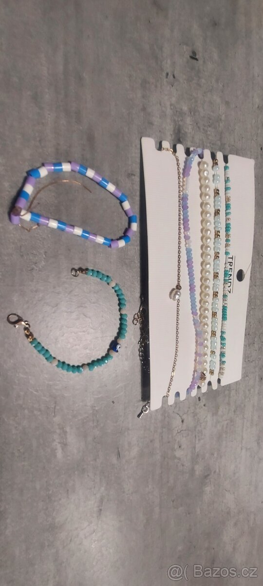 Korálkové řetízky a náramky.
