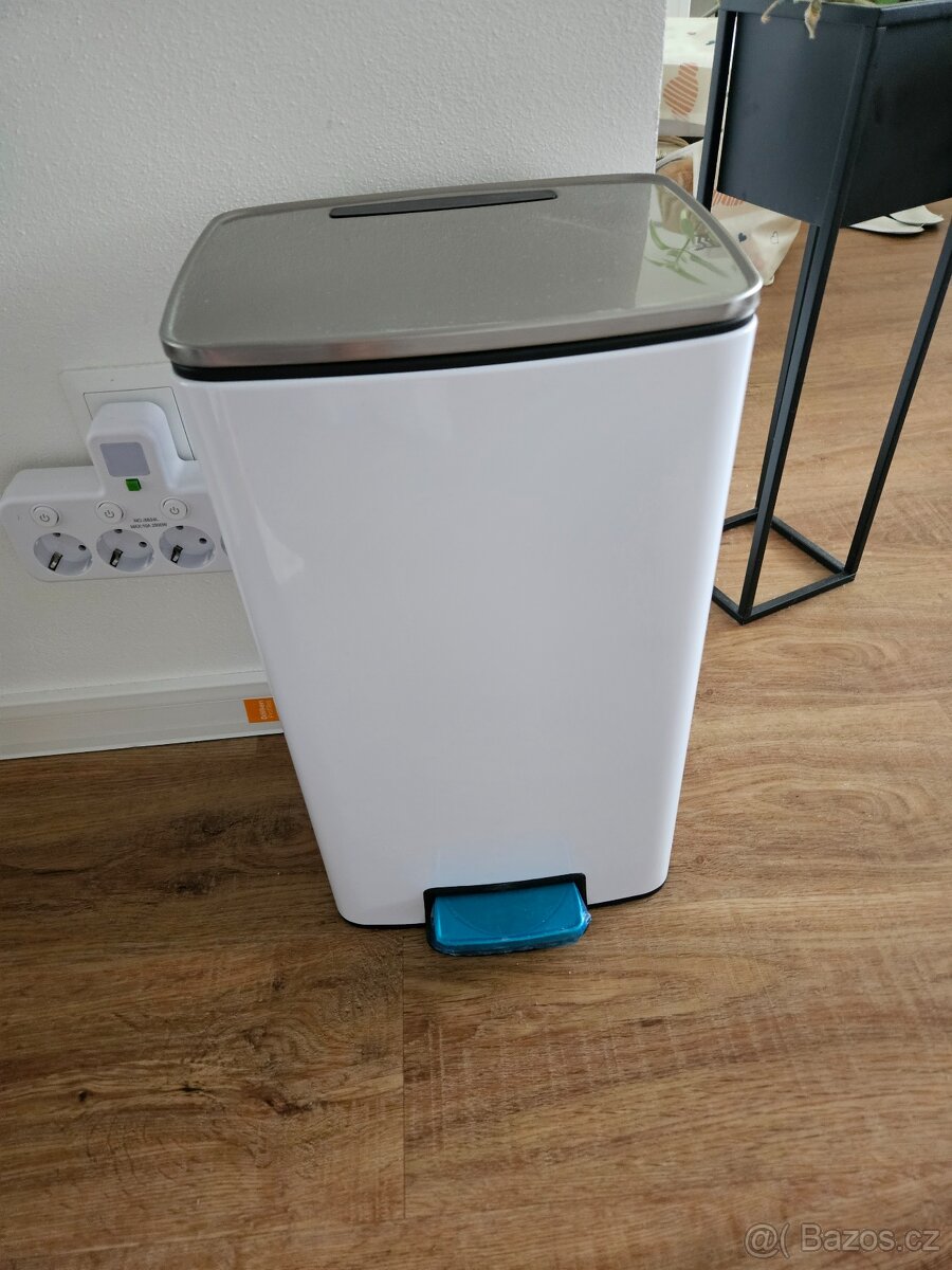 Nový bílý nerezový pedálový odpadkový koš