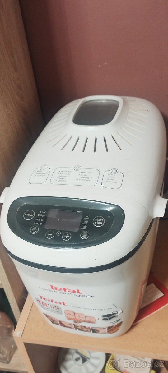 Domácí pekárna Tefal.