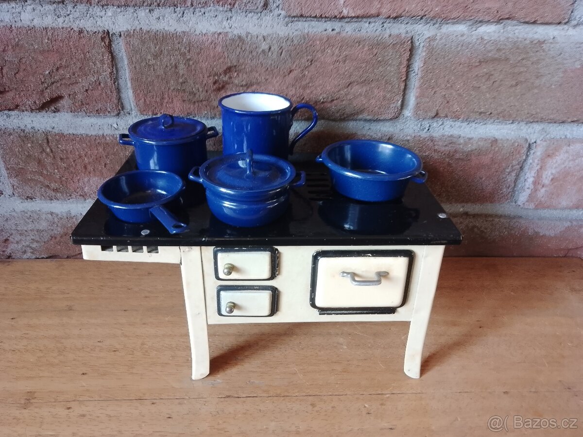 Starožitný sporáček pro panenky