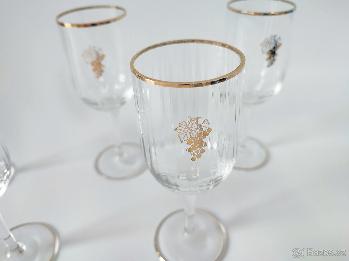 Sklenice, skleničky menší na víno a podobně - 6 kusů