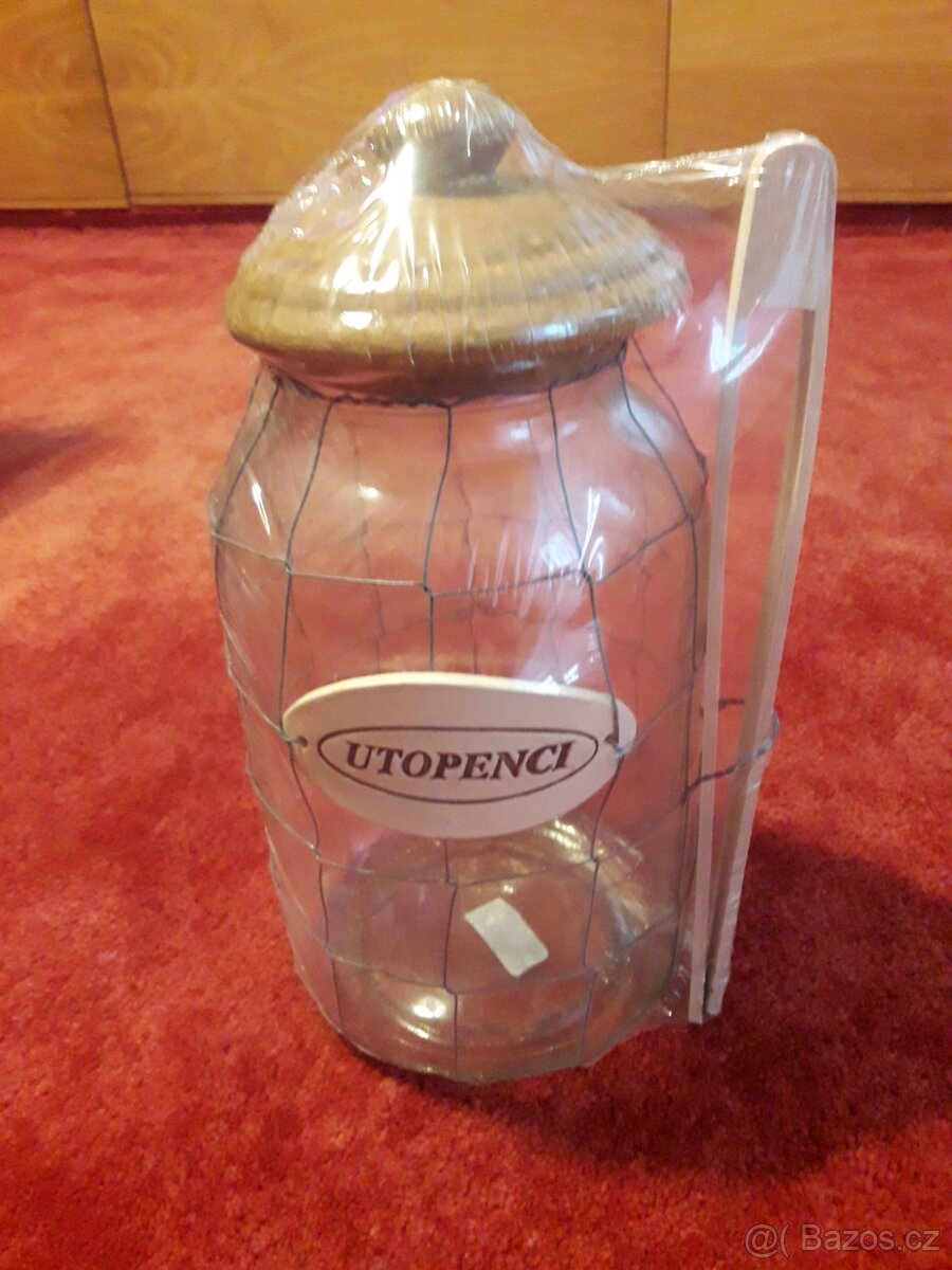 Skleněná  nádoba  na utopence.