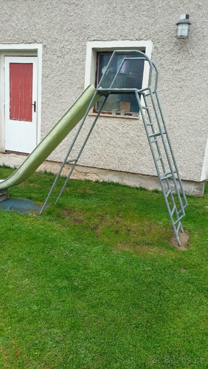 Dětská zahradní skluzavka