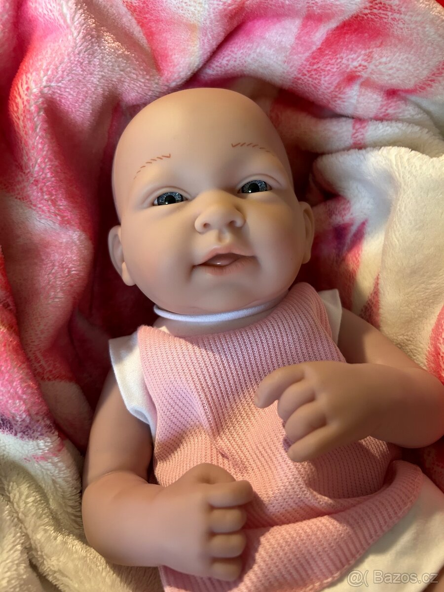 Realistická panenka,podobná reborn.