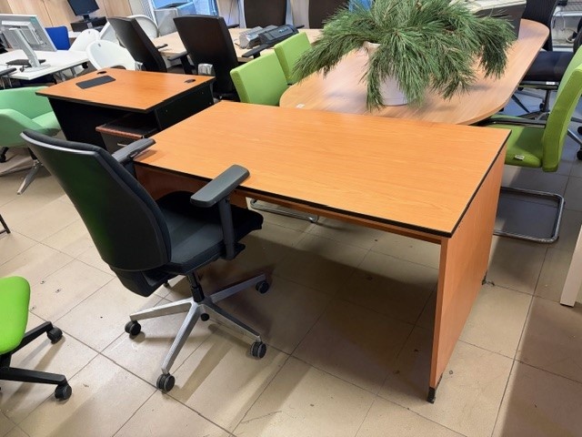 kancelářský stůl 147x74