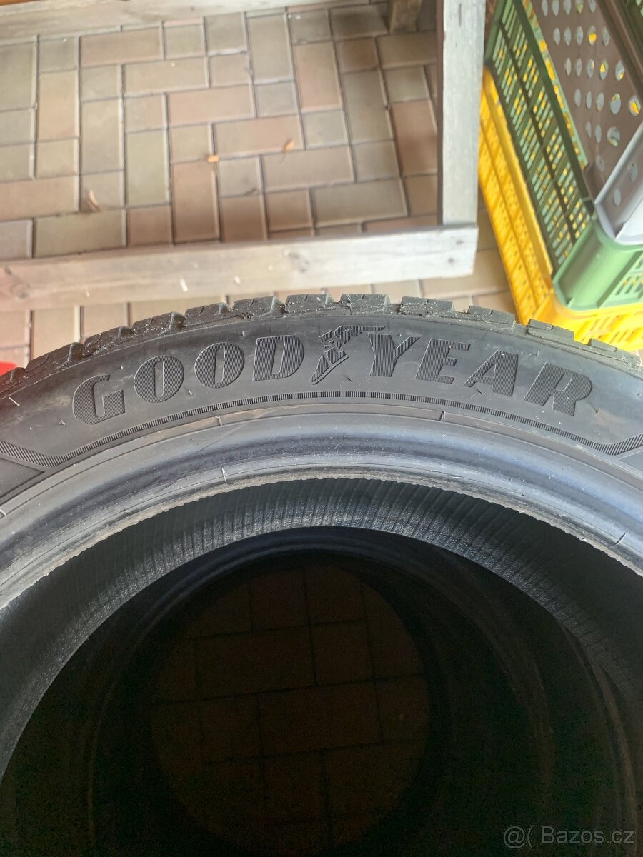 Zimní sada pneu GoodYaer 235/45 R18