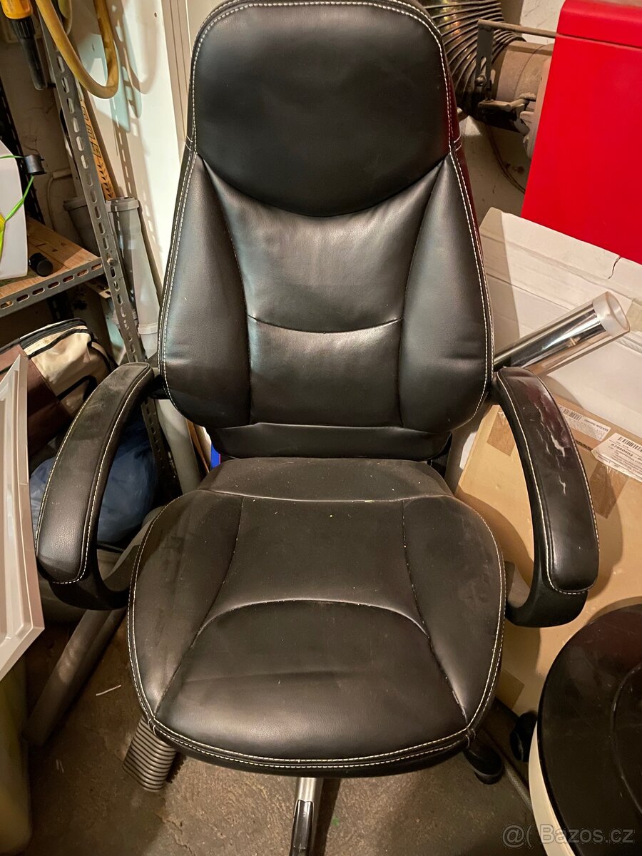 Starší kancelářská židle.