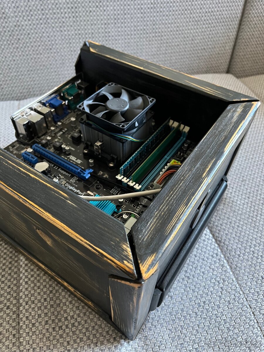 Ručně vyrobený HTPC ve stylu steampunk / vintage