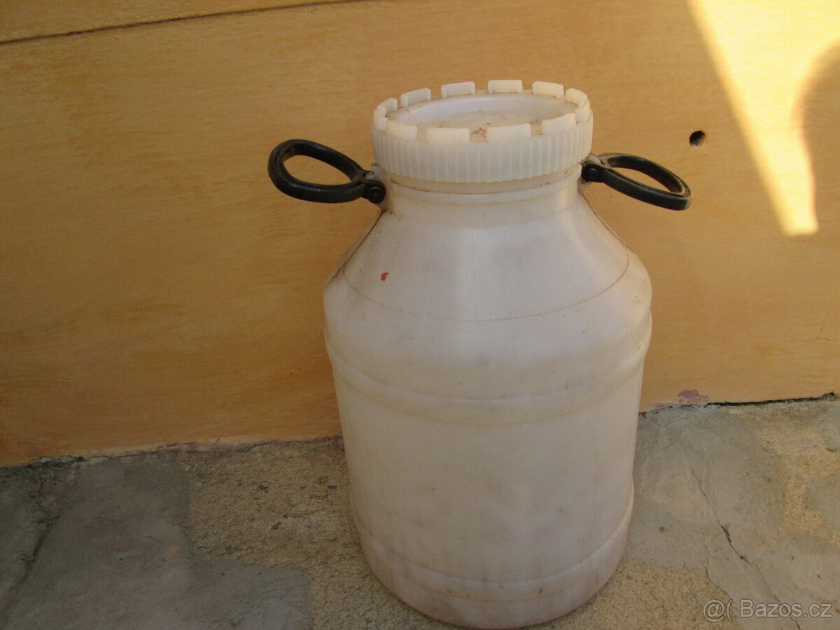 Plast. barel s uchy 50 litrů