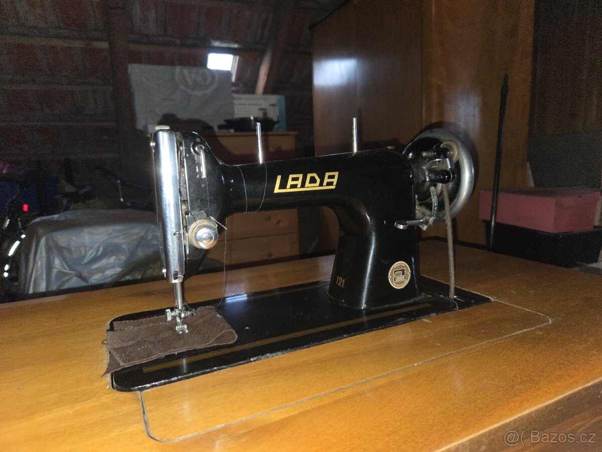 Šlapací šicí stroj Lada 121