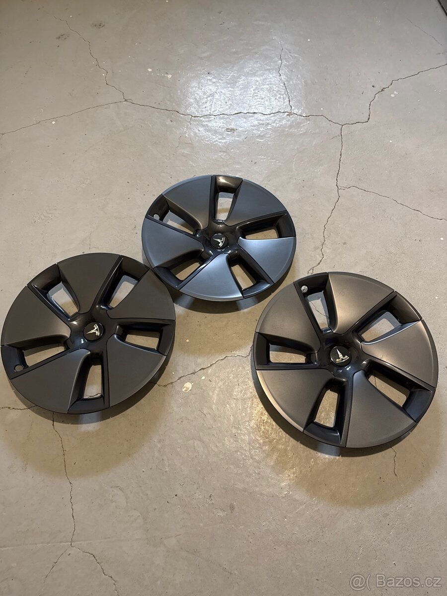 Poklice Tesla model 3